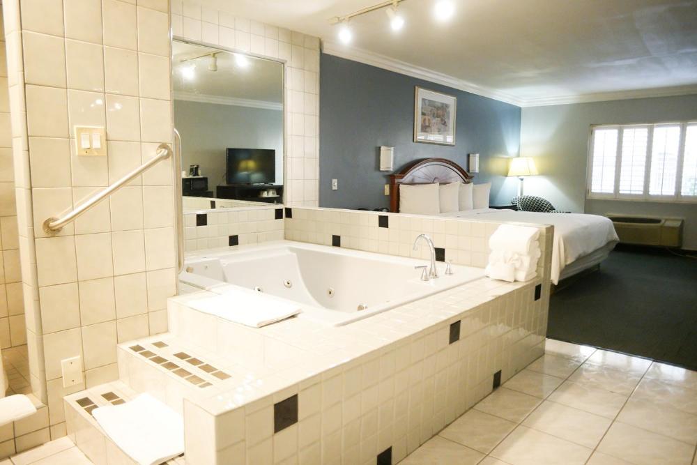 King Suite with Spa Bath- Non-Smoking interior